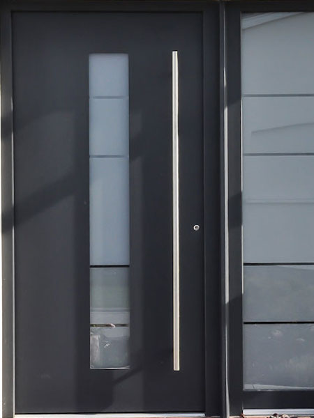 Haustür mit verglastem Seitenteil