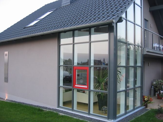 Wohnhaus mit Pfosten-Riegel-Konstruktion